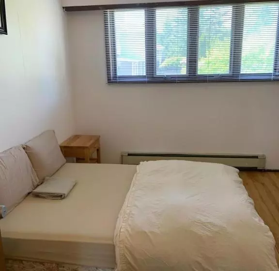 ユースホステル Vancouver Backpacker House   10 Min Walk To Metrotown Skytrain Station