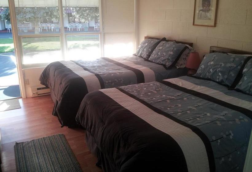 Capricorn Motel Royale 1000 Islands