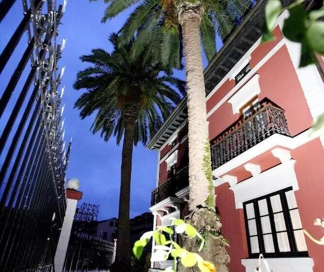 هتل Casa De Indianos Don Tomas
