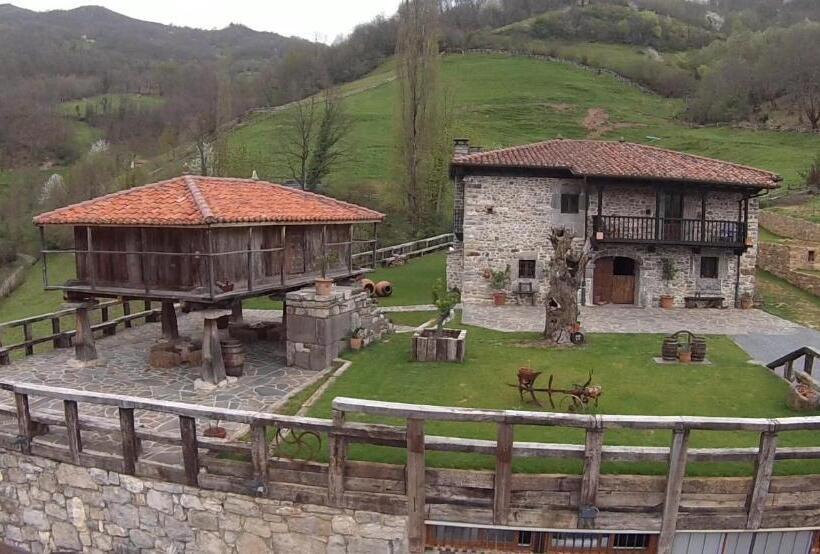 בית מלון כפרי Casona De El Castaniu