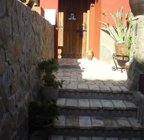 هتل La Posada De Menchu
