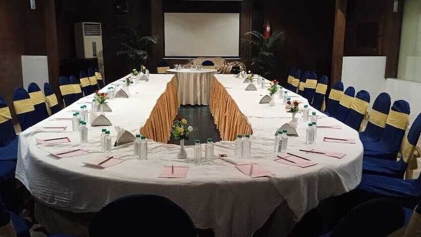 هتل The Golden Oak Raipur