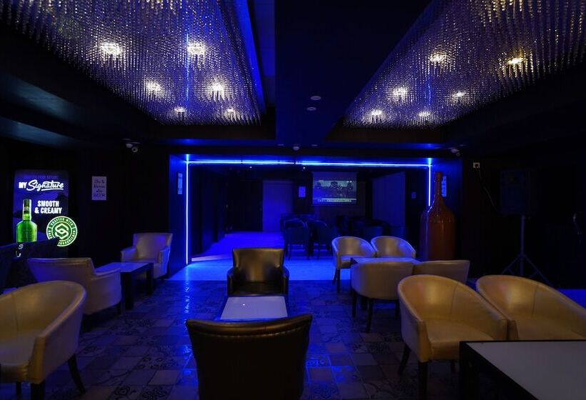 هتل The Golden Oak Raipur