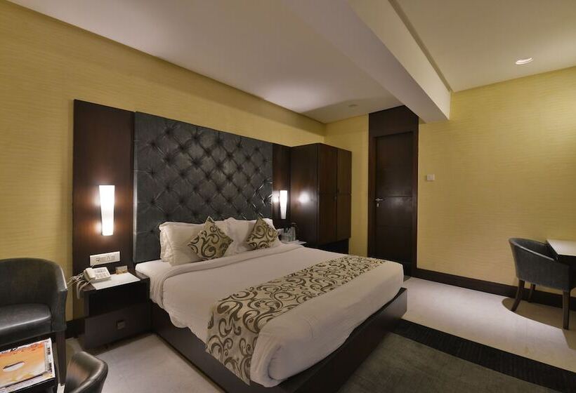هتل The Golden Oak Raipur