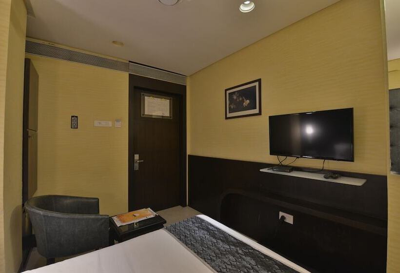 هتل The Golden Oak Raipur