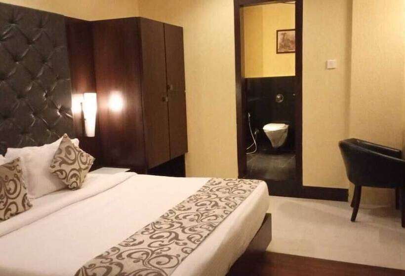 هتل The Golden Oak Raipur