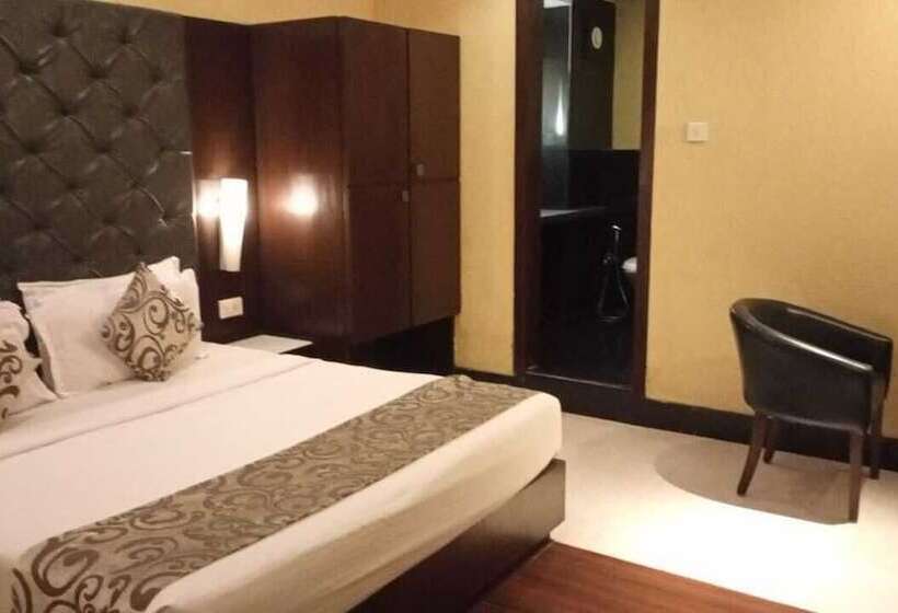 هتل The Golden Oak Raipur