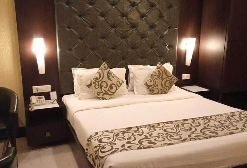 هتل The Golden Oak Raipur