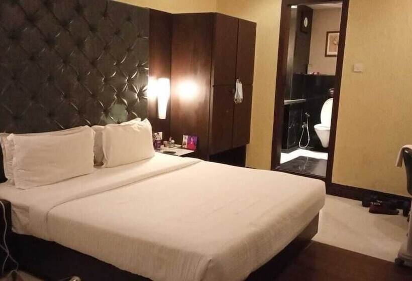 هتل The Golden Oak Raipur