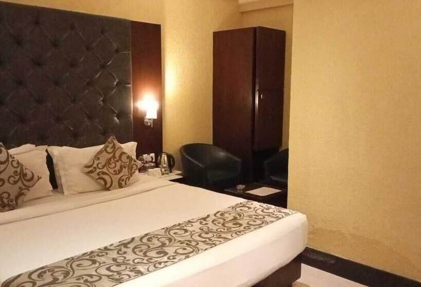 هتل The Golden Oak Raipur