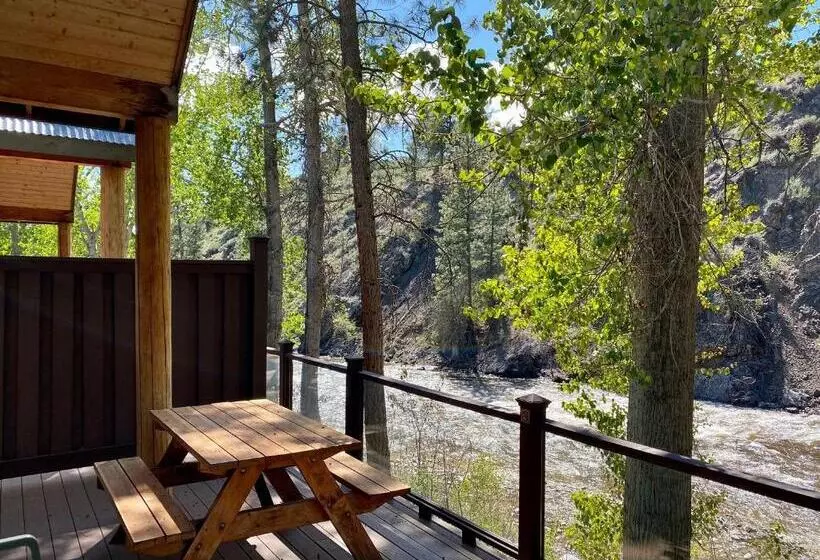 Hotelli River's Edge Resort