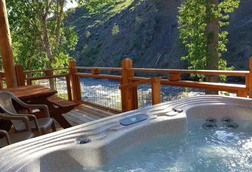 Hotelli River's Edge Resort