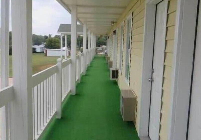 فندق على الطريق Honeysuckle Inn