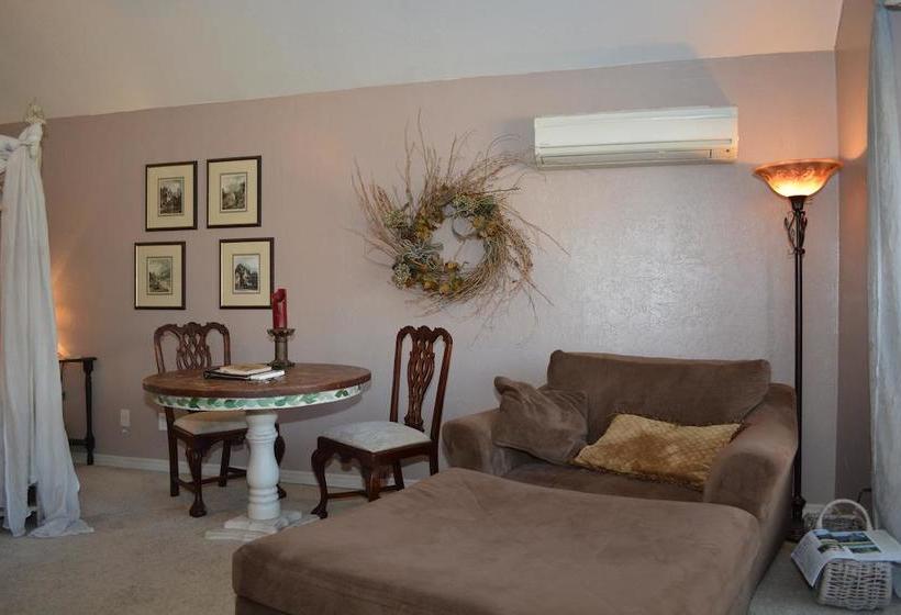 צימר Lindley House Garden Cottages