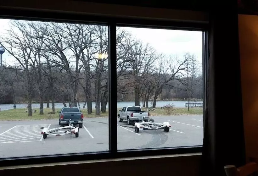 Hotelli Riverside Inn