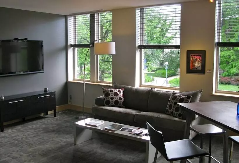 ホテル Suites At 118