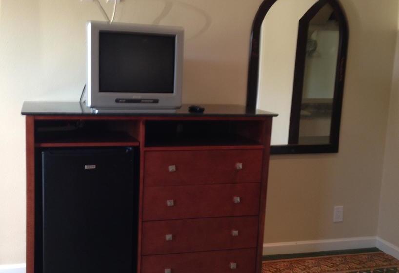 فندق على الطريق Economy Inn