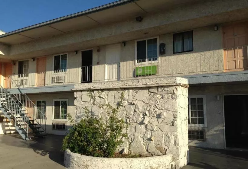 モーテル Economy Inn