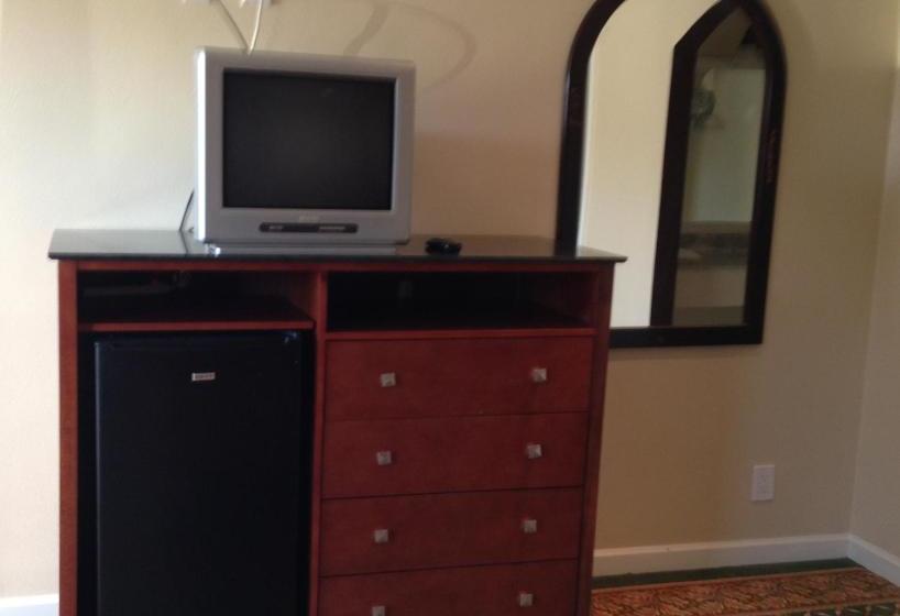 فندق على الطريق Economy Inn