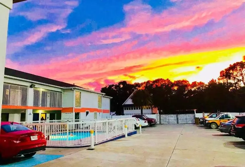 Motelli Sky Suites