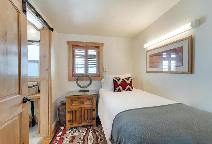 فندق على الطريق Stone Lizard Lodge