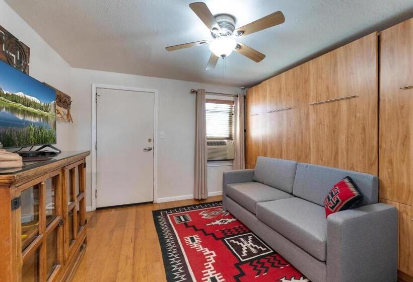 فندق على الطريق Stone Lizard Lodge