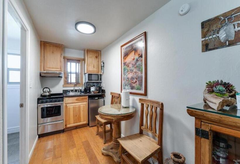 فندق على الطريق Stone Lizard Lodge