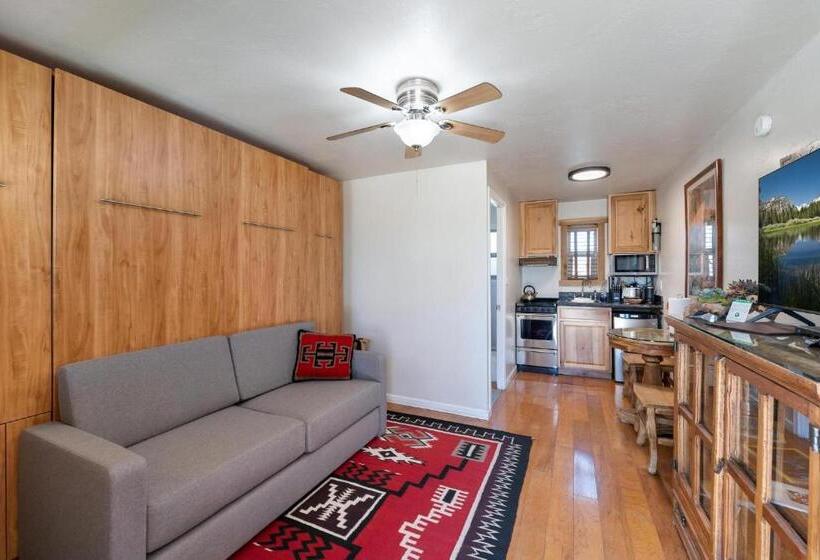 فندق على الطريق Stone Lizard Lodge