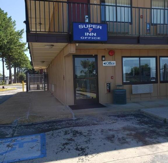 فندق على الطريق Super 7 Inn