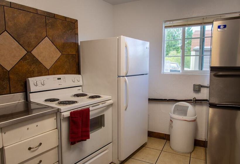 מוטל Swiss Holiday Lodge