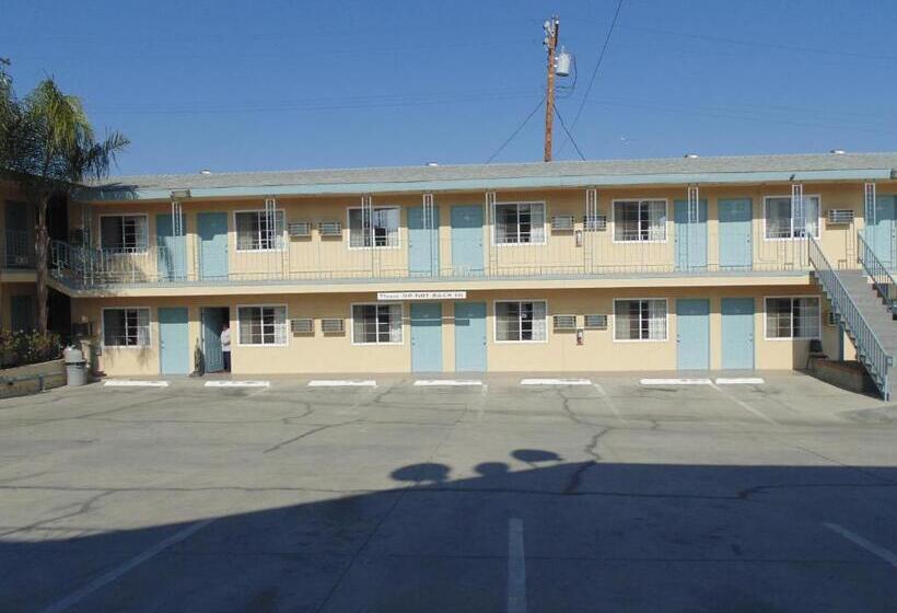 فندق على الطريق Western Inn & Suites