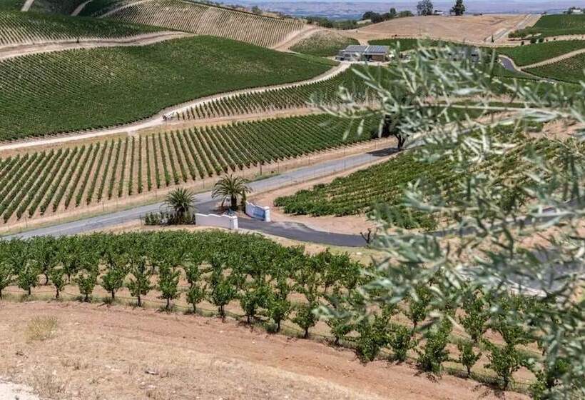 민박 Sirena Vineyard Resort