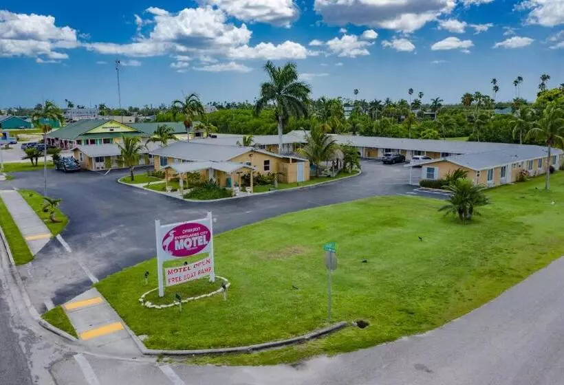 Everglades City Motel   Everglades Adventures Inn