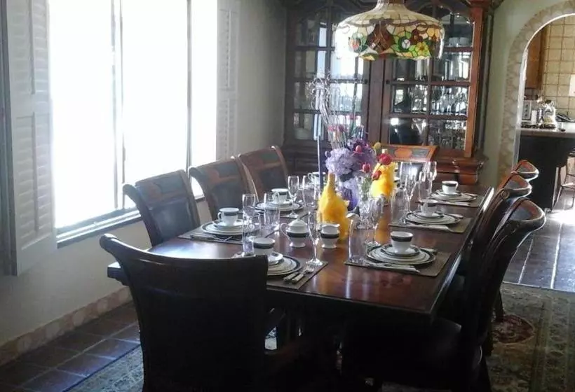 Hotelli Spanish Villa Inn