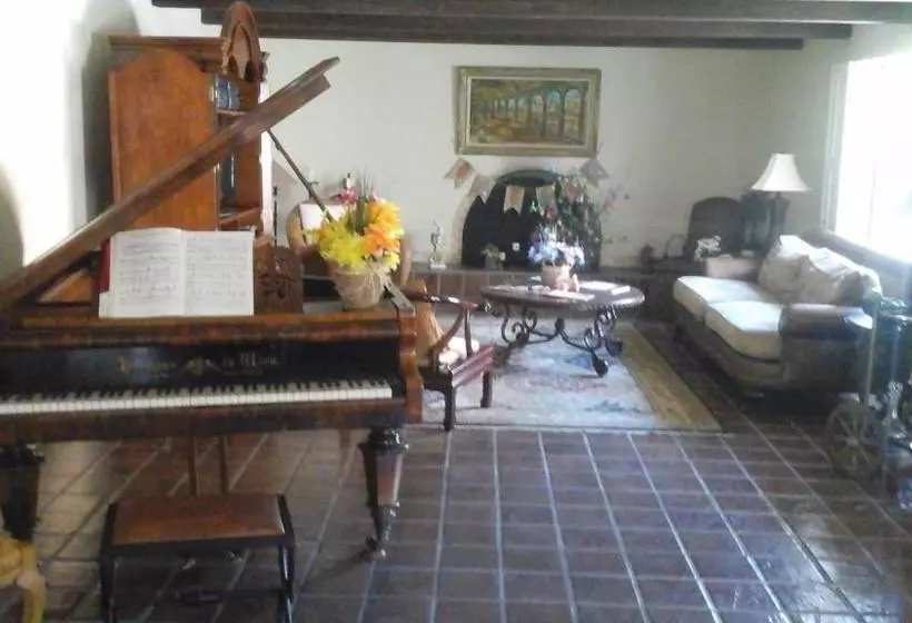 Hotelli Spanish Villa Inn