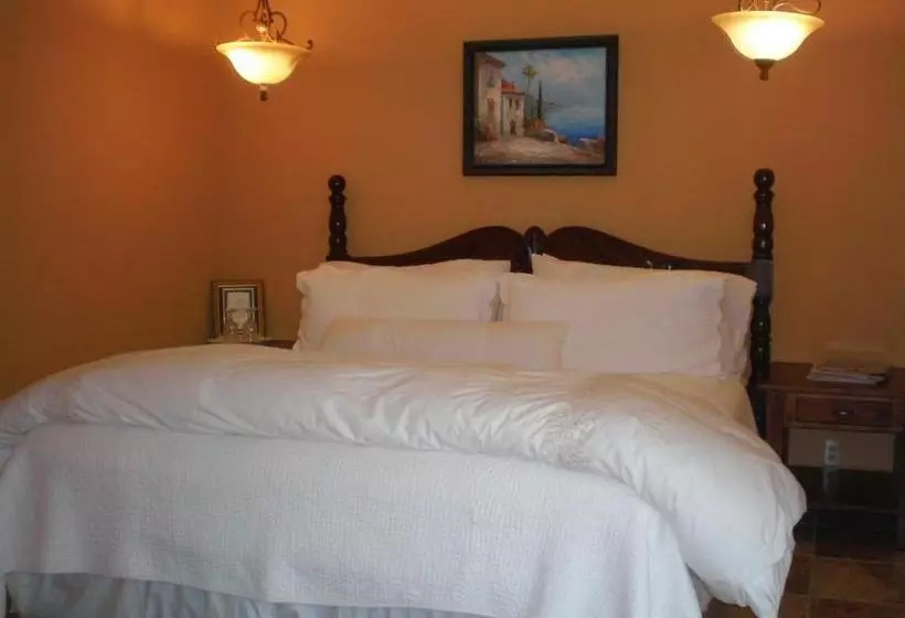 Hotelli Spanish Villa Inn