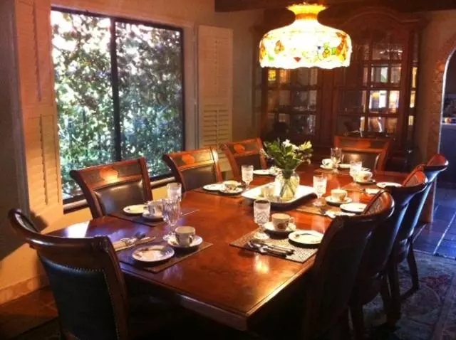 Hotelli Spanish Villa Inn
