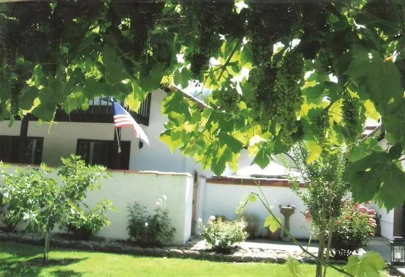 Hotelli Spanish Villa Inn
