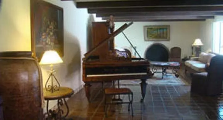 Hotelli Spanish Villa Inn