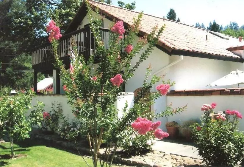 Hotelli Spanish Villa Inn
