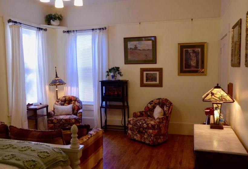 Starlight Pines Bed & Breakfast