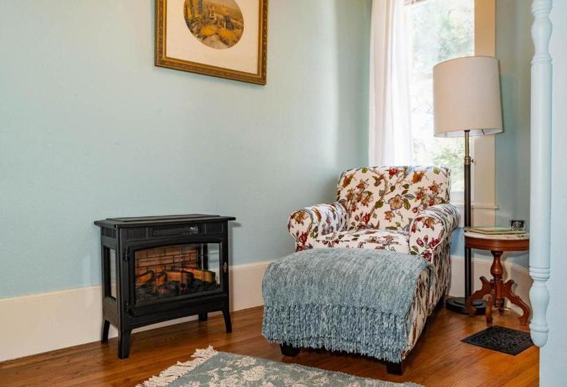 Starlight Pines Bed & Breakfast