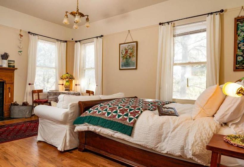 Starlight Pines Bed & Breakfast