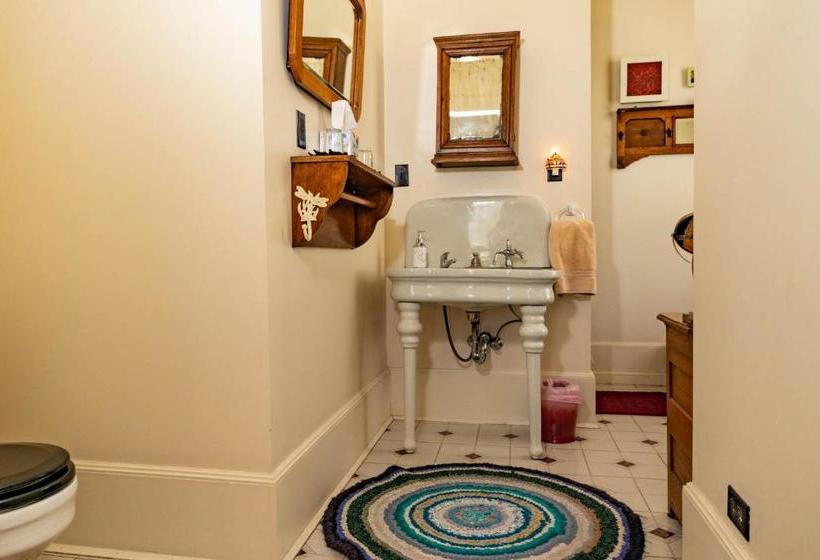 Starlight Pines Bed & Breakfast