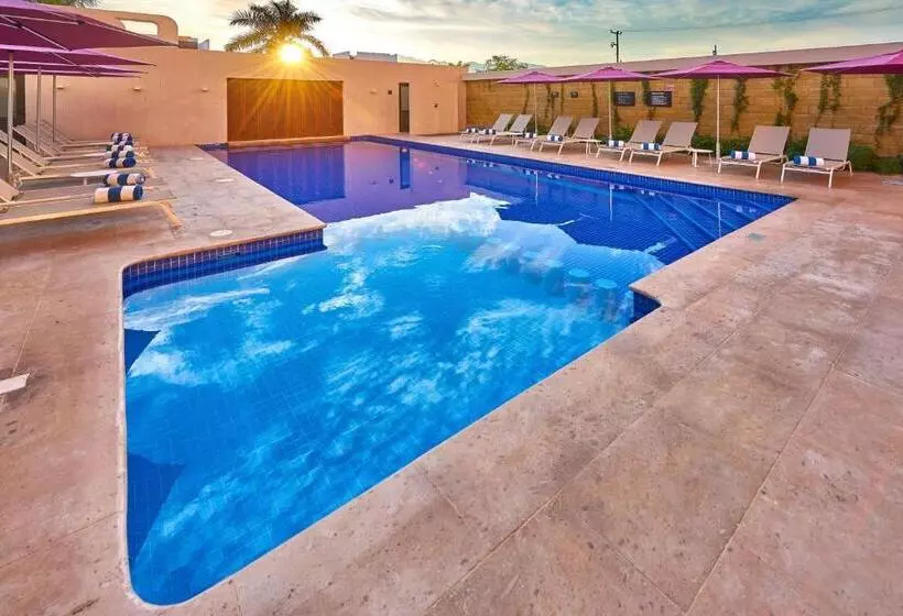 ホテル City Express Plus By Marriott Puerto Vallarta