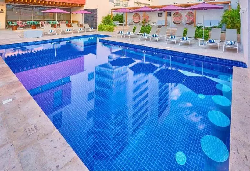 ホテル City Express Plus By Marriott Puerto Vallarta