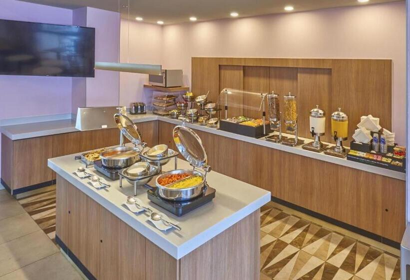 هتل City Express Plus By Marriott Puerto Vallarta