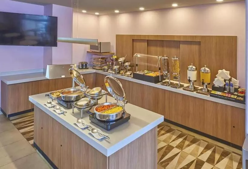 ホテル City Express Plus By Marriott Puerto Vallarta