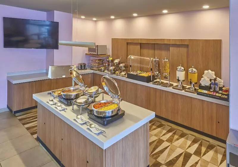 ホテル City Express Plus By Marriott Puerto Vallarta