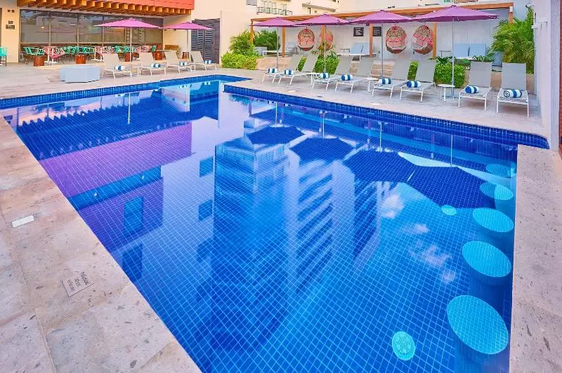 ホテル City Express Plus By Marriott Puerto Vallarta